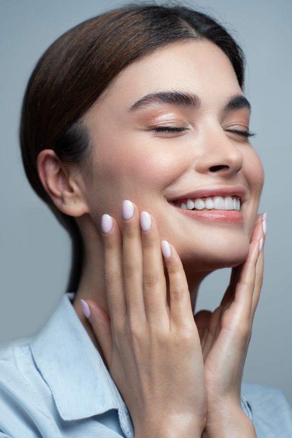 Mujer con piel radiante y mirada luminosa
